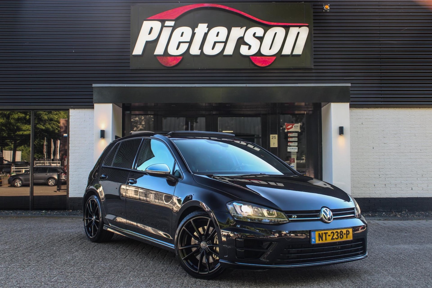 Volkswagen Golf Variant - 2.0 TSI R 300PK DSG LEDER PANO LED XENON - AutoWereld.nl