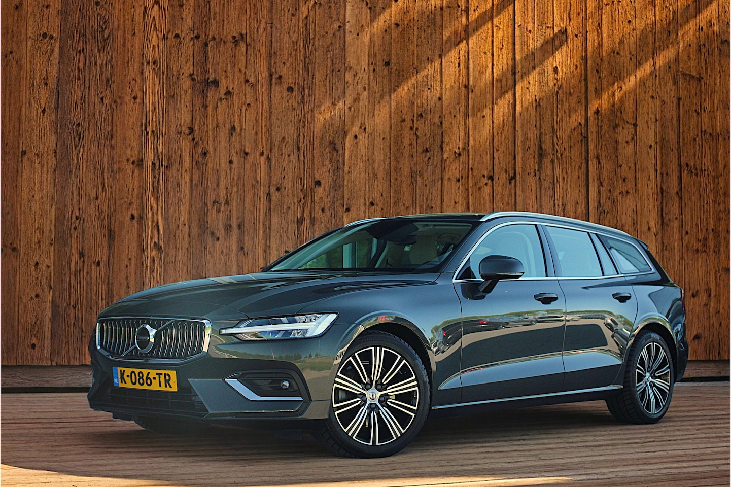 Volvo V60 - B3 Inscription | Adaptive Cruise | Camera | Verwarmbare voorruit | Lighting-Pack | Trekhaa - AutoWereld.nl