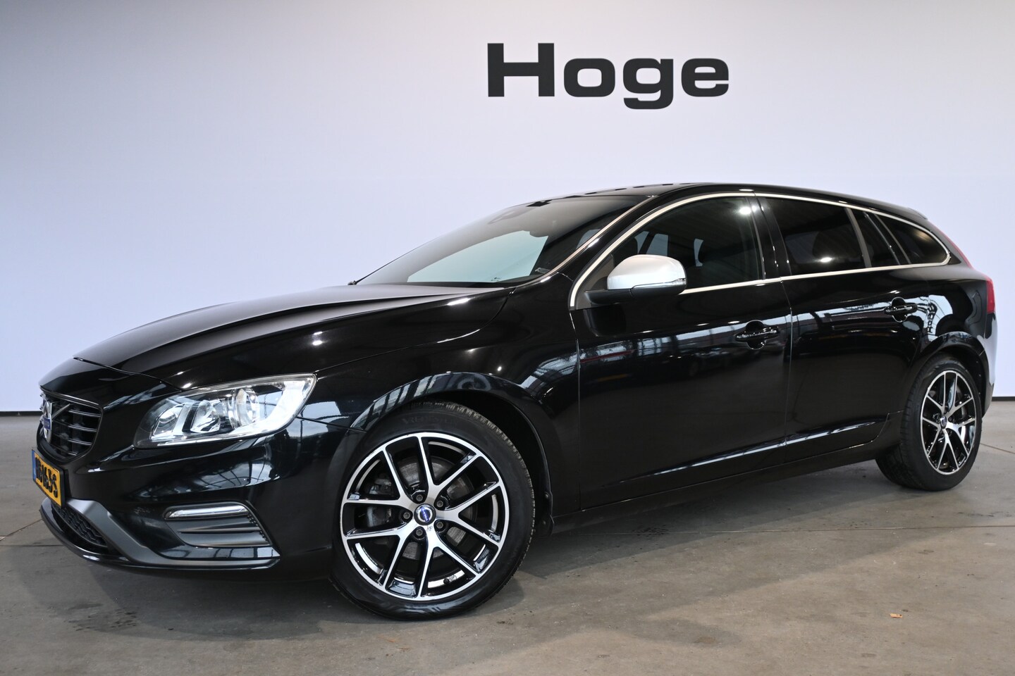 Volvo V60 - 2.0 D2 R-Design ECC Cruise control Navigatie Leer/Alcantara 100% Onderhouden Inruil mogeli - AutoWereld.nl