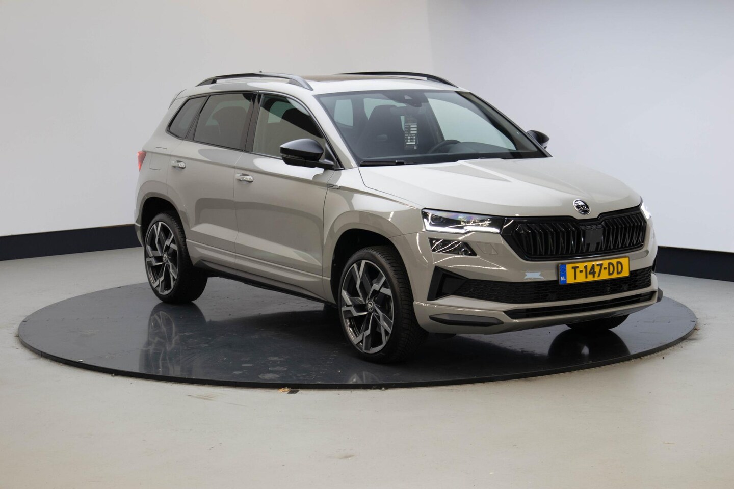 Skoda Karoq - 1.5 TSI ACT Sportline Business | Technologie-pakket | Panoramadak | - AutoWereld.nl
