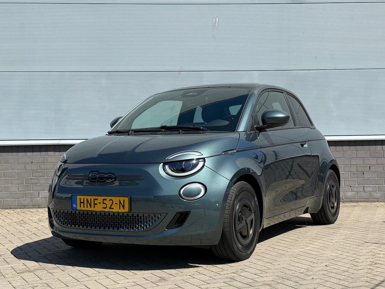 Fiat 500e - 42kWh 118pk Aut G. Armani Edition | Panorama Dak | Adaptieve Cruise | Carplay | Navigatie - AutoWereld.nl