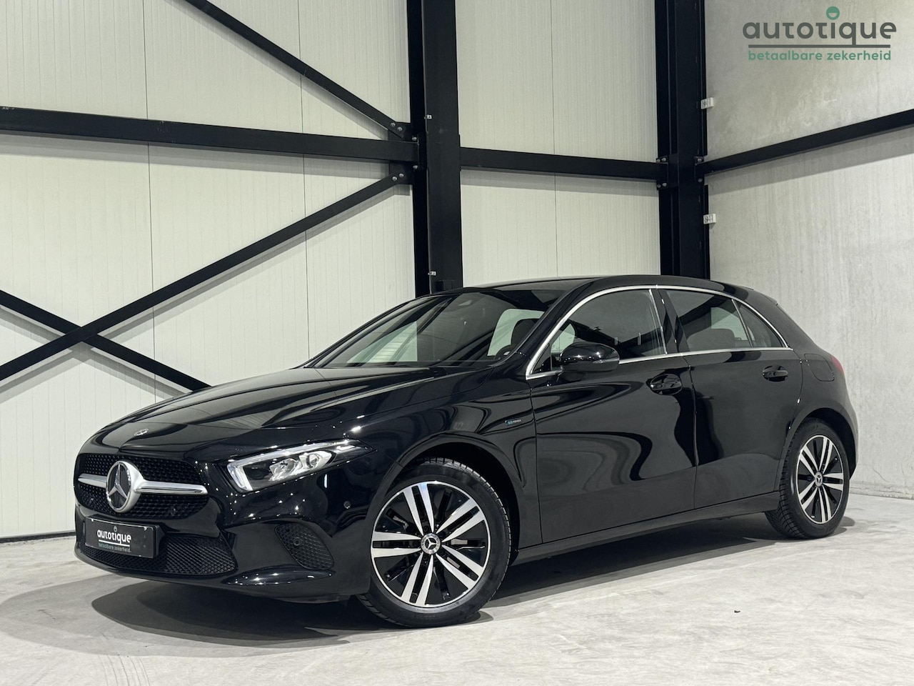 Mercedes-Benz A-klasse - 250 e Urban Aut. | navi | leder | sfeerverlichting | trekhaak | - AutoWereld.nl