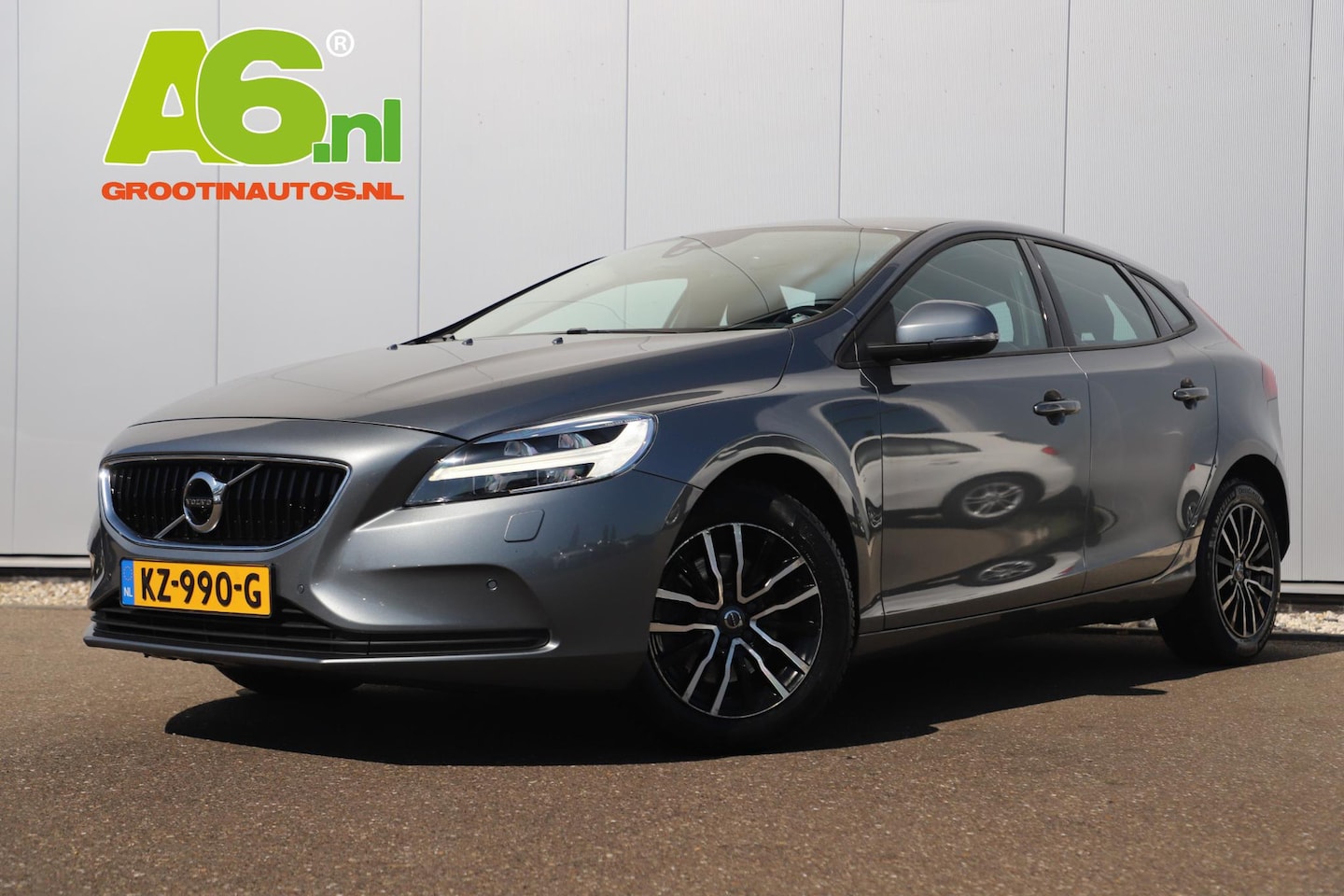 Volvo V40 - 2.0 T3 Nordic+ Trekhaak Navigatie Stoelverwarming Full LED Bluetooth Clima Cruise Control - AutoWereld.nl