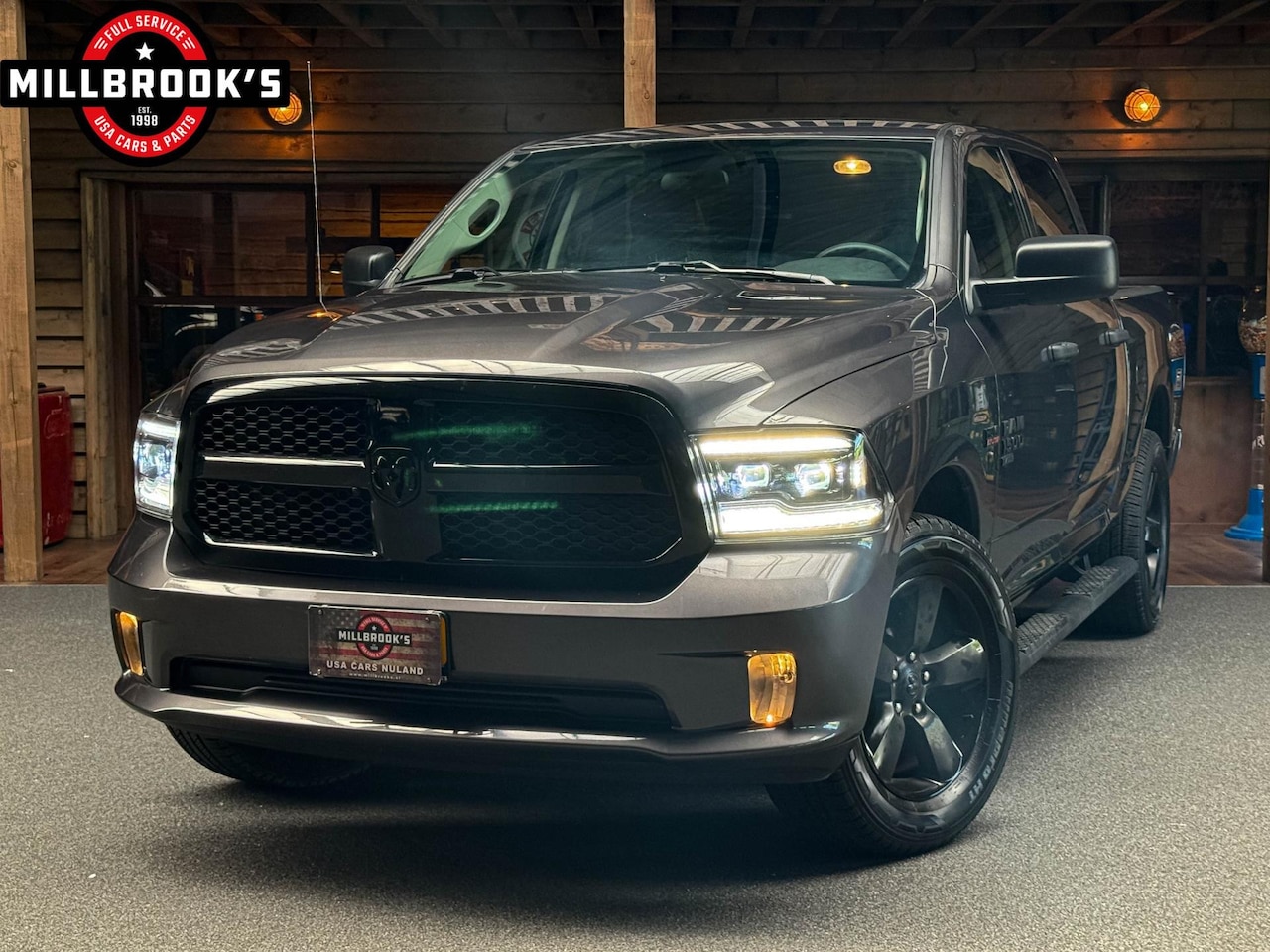 Dodge Ram 1500 - CLASSIC 5.7 V8, LPG, 1e eigenaar, LED, Lederen bekleding, - AutoWereld.nl