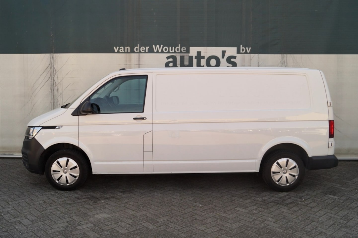 Volkswagen Transporter - 2.0 TDI L2H1 2.0 TDI L2H1 - AutoWereld.nl