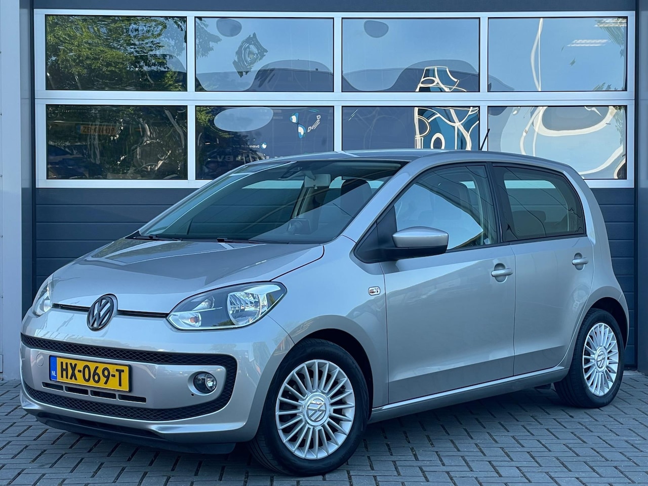 Volkswagen Up! - 1.0 high up! | Navi | PDC | Cruise control | Bluetooth | 16'' velgen - AutoWereld.nl