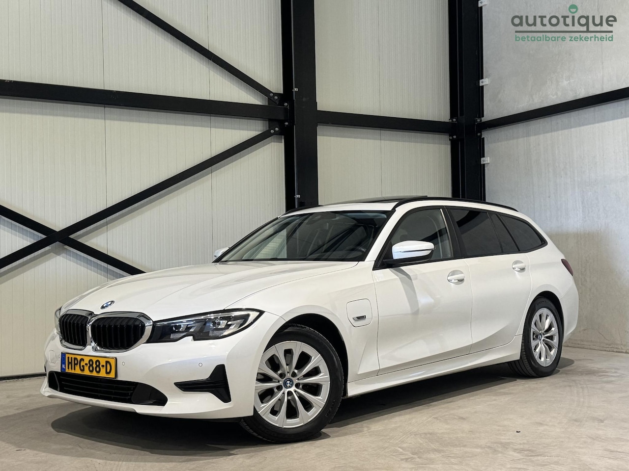 BMW 3-serie Touring - 320e Business Aut. | panorama | navi | trekhaak | - AutoWereld.nl