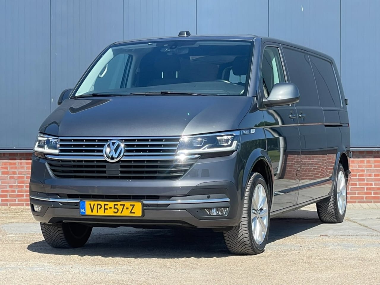Volkswagen Transporter - 2.0 TDI 204pk DSG L2H1 Bulli Navigatie / Dubbele schuifdeur - AutoWereld.nl