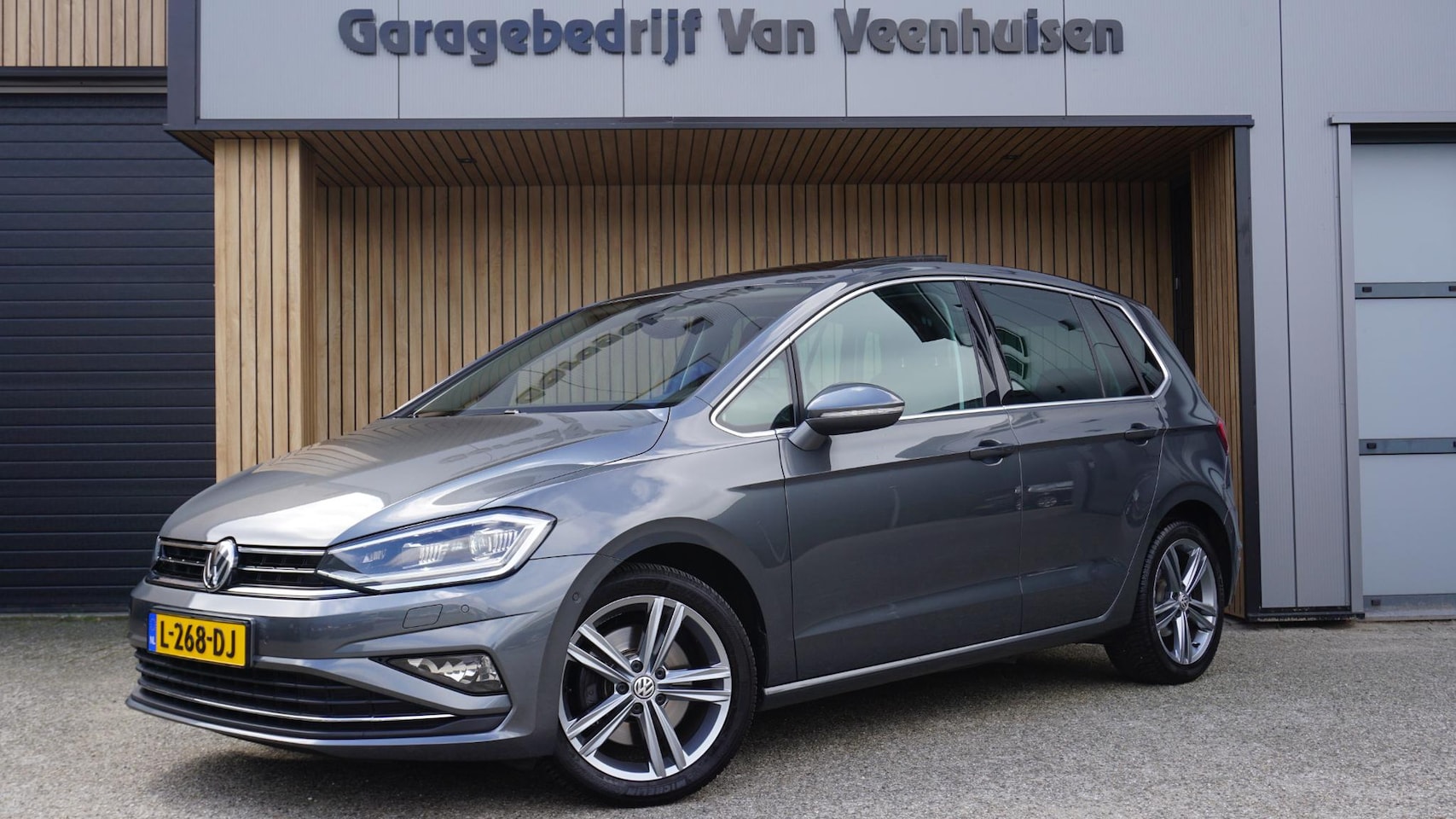 Volkswagen Golf Sportsvan - 1.5 TSI 150pk DSG Highline Executive Pano.dak LED Trekhaak Keyless Stoel&Stuurverwarming S - AutoWereld.nl