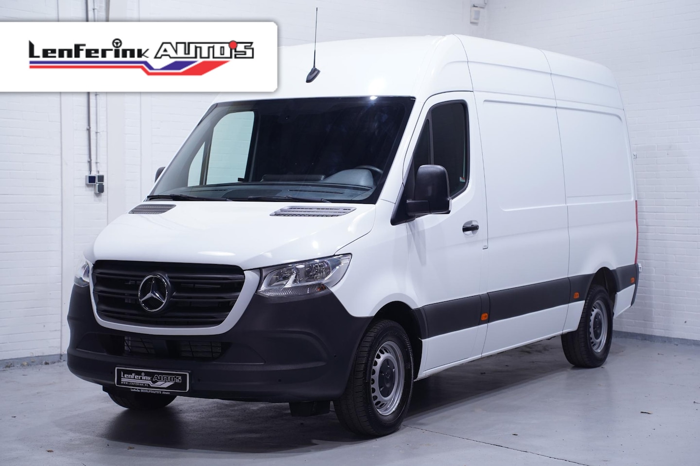Mercedes-Benz Sprinter - 317 CDI 170 pk L2H2 Aut. Airco, Apple Carplay, Camera, Laadruimte Pakket, PDC V+A, 3-Zits - AutoWereld.nl