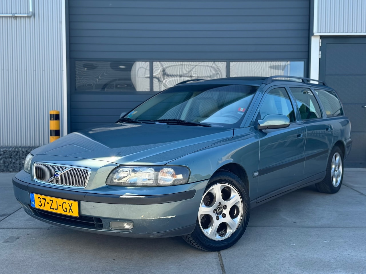 Volvo V70 - 2.4 Comfort Line AUT / CRUISE / CLIMA / LEDER - AutoWereld.nl