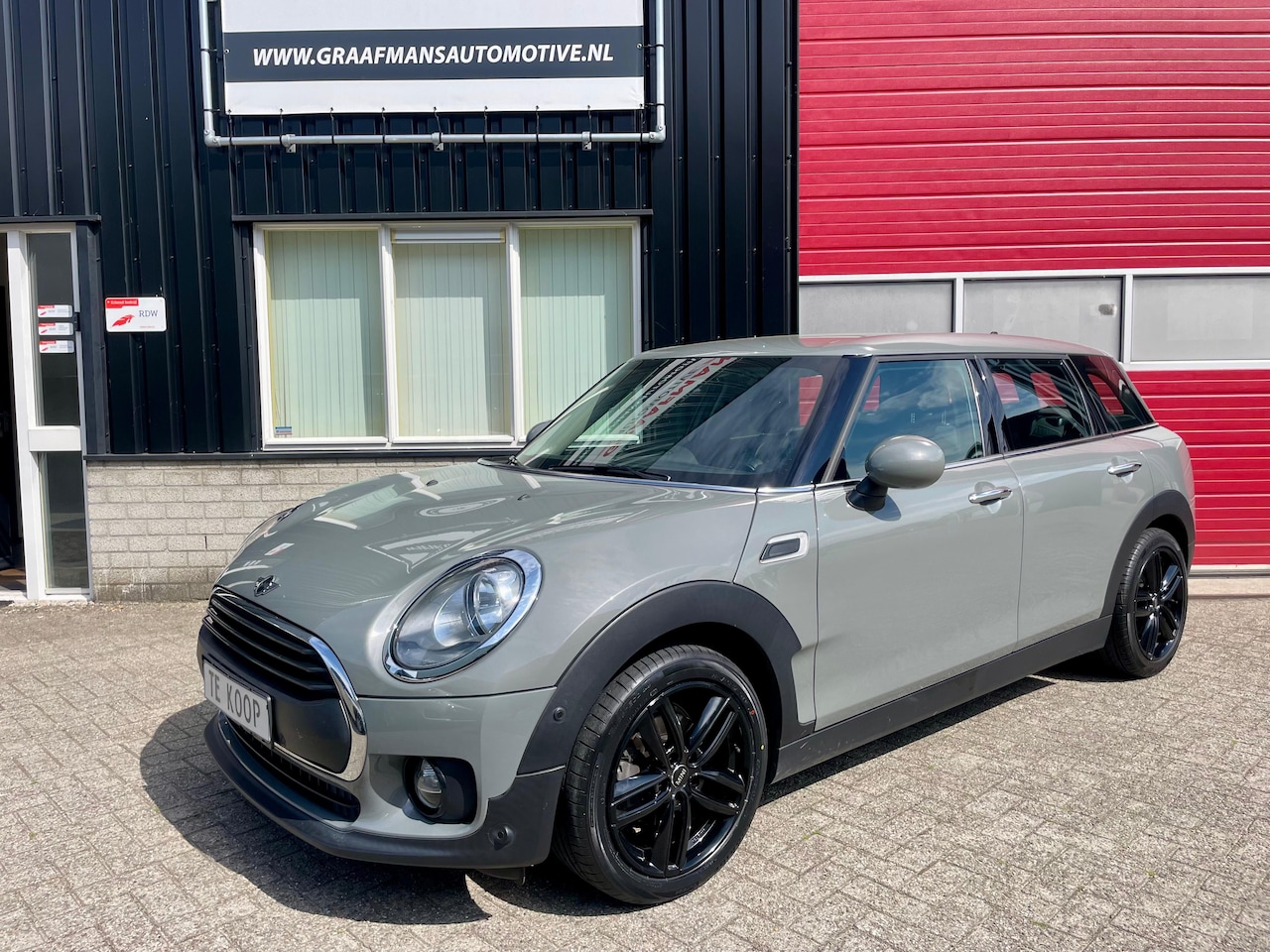 MINI Clubman - 1.5 One Pepper Serious Business Moonwalk Grey • Navigatie, climate control, stoelverwarming - AutoWereld.nl