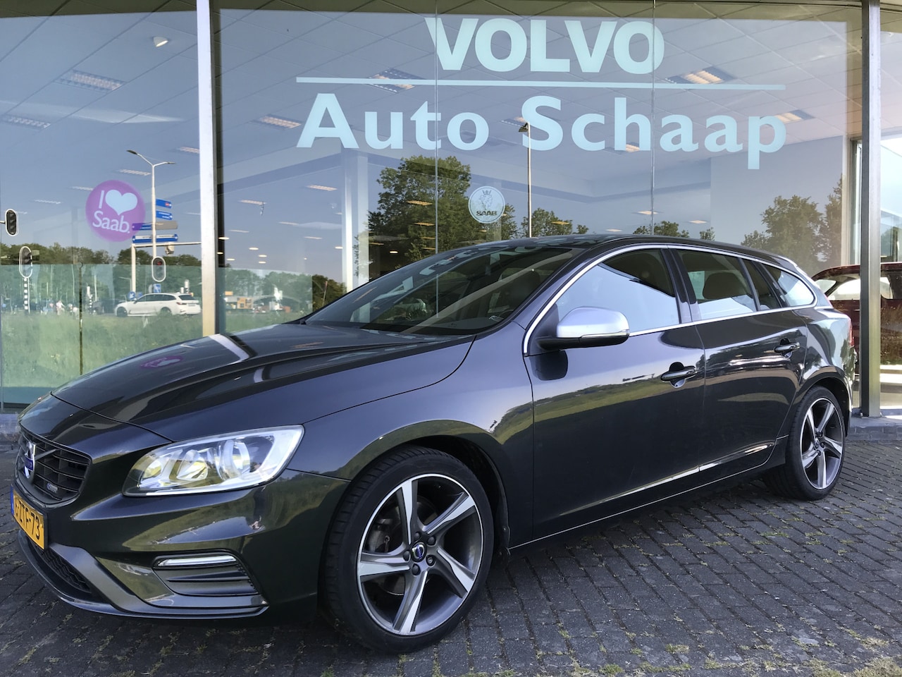 Volvo V60 - 1.6 T3 R-Design | Rijklaar incl garantie | Navigatie Trekhaak Sportstoelen Parkersensoren - AutoWereld.nl