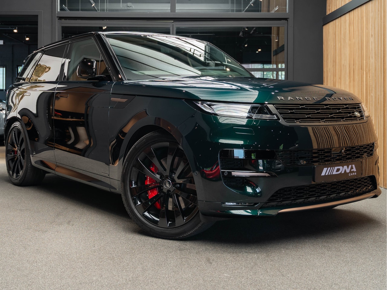 Land Rover Range Rover Sport - P550e Autobiography PHEV British Racing Green SVO - AutoWereld.nl
