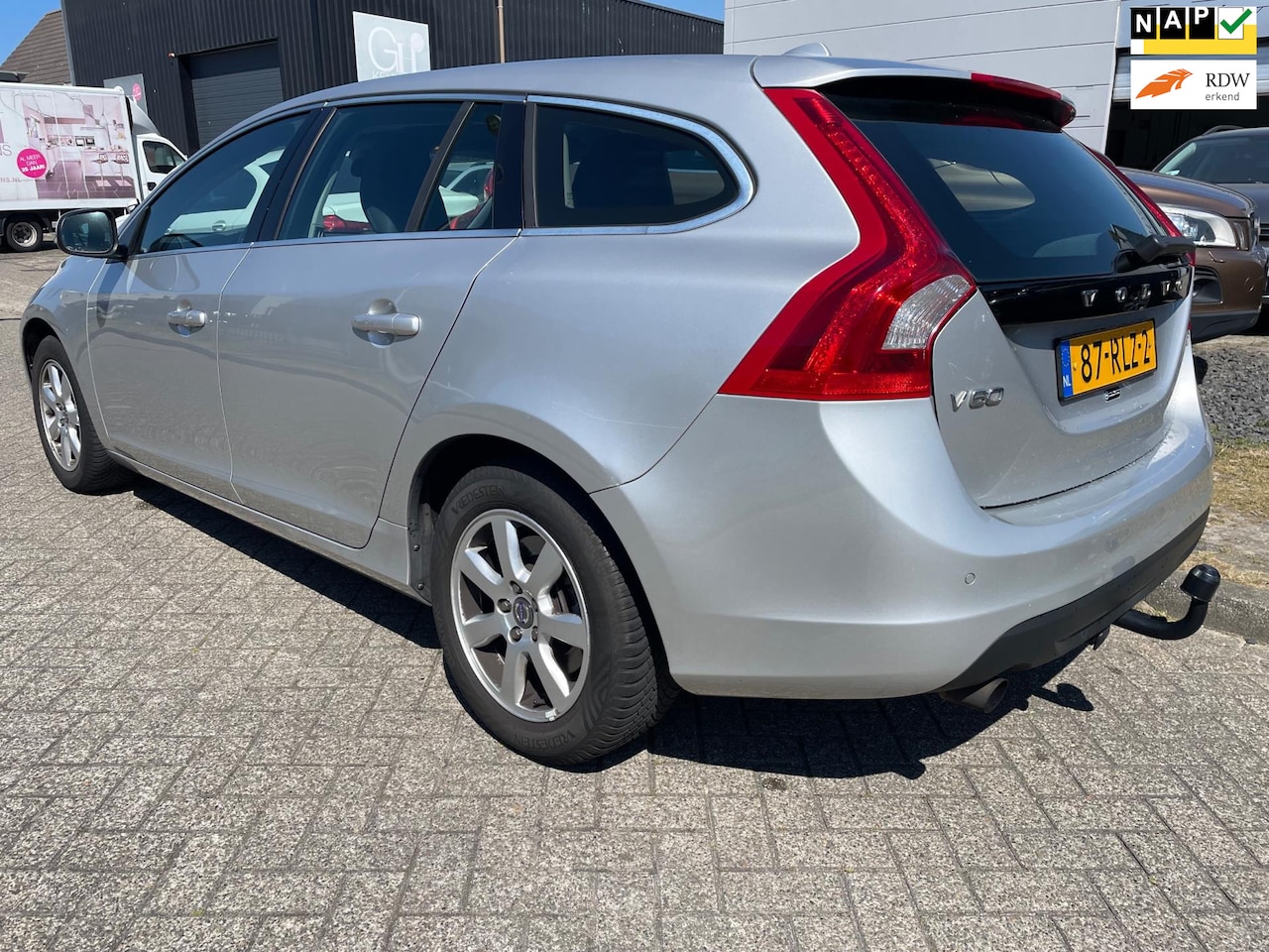 Volvo V60 - 1.6 T3 Momentum 1.6 T3 Momentum , Garantie, Trekhaak eerste eigenaar - AutoWereld.nl