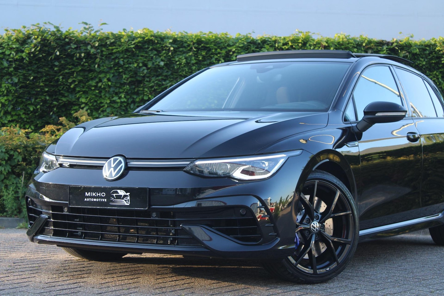 Volkswagen Golf - 2.0 TSI 4Motion R | Panoramadak | Akrapovic | stoelkoeling | Harman Kardon | Dodehoek |Hea - AutoWereld.nl