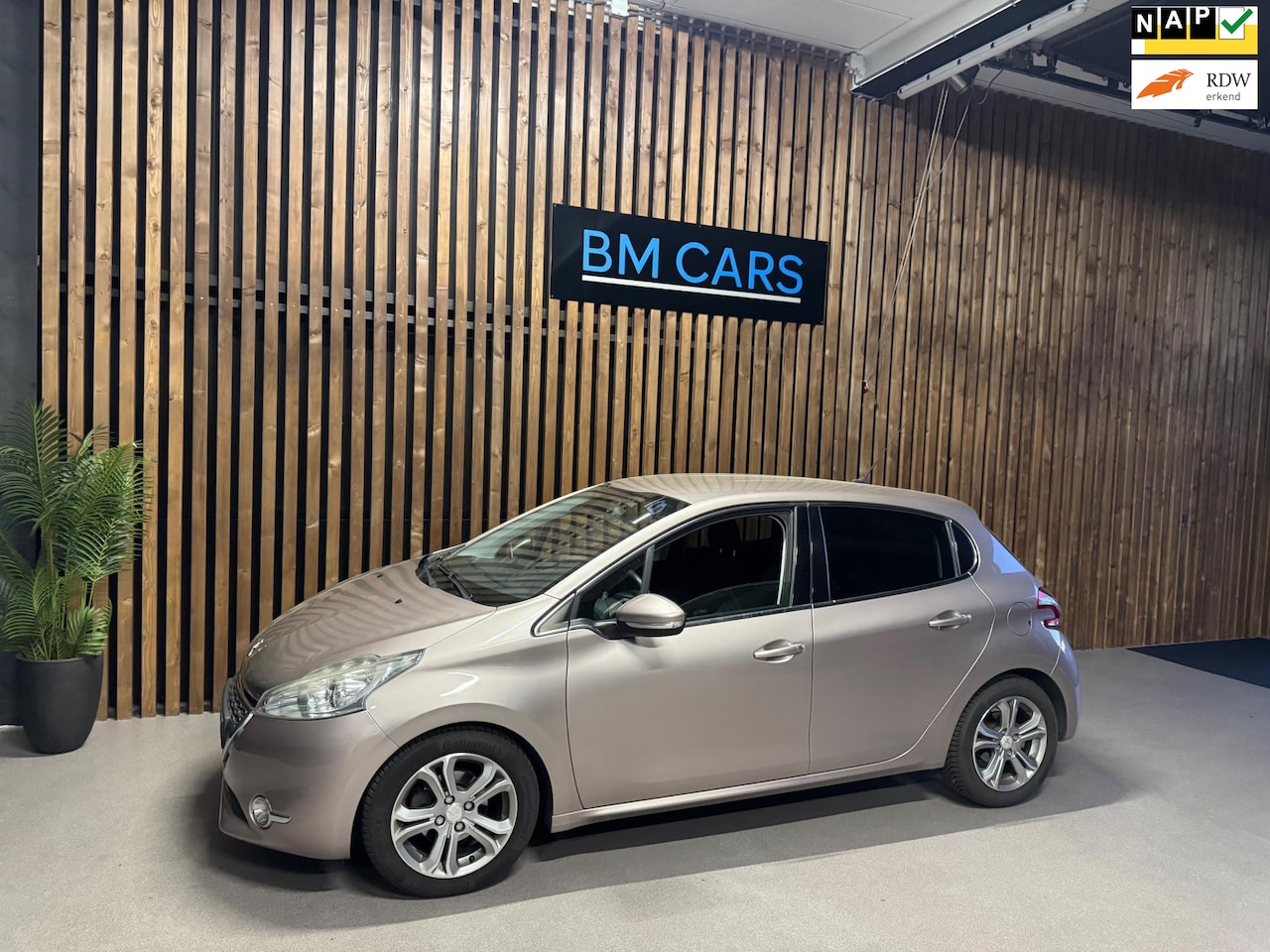 Peugeot 208 - 1.6 VTi Allure Xenon, Apple CARPLAY, Pdc - AutoWereld.nl