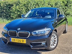 BMW 1-serie - 116i Sport 2015 Zwart - 63190 KM Cruise/ Clima/ Stoelverw / Bluetooth / Cruise / Stuurbed. / Stoelve