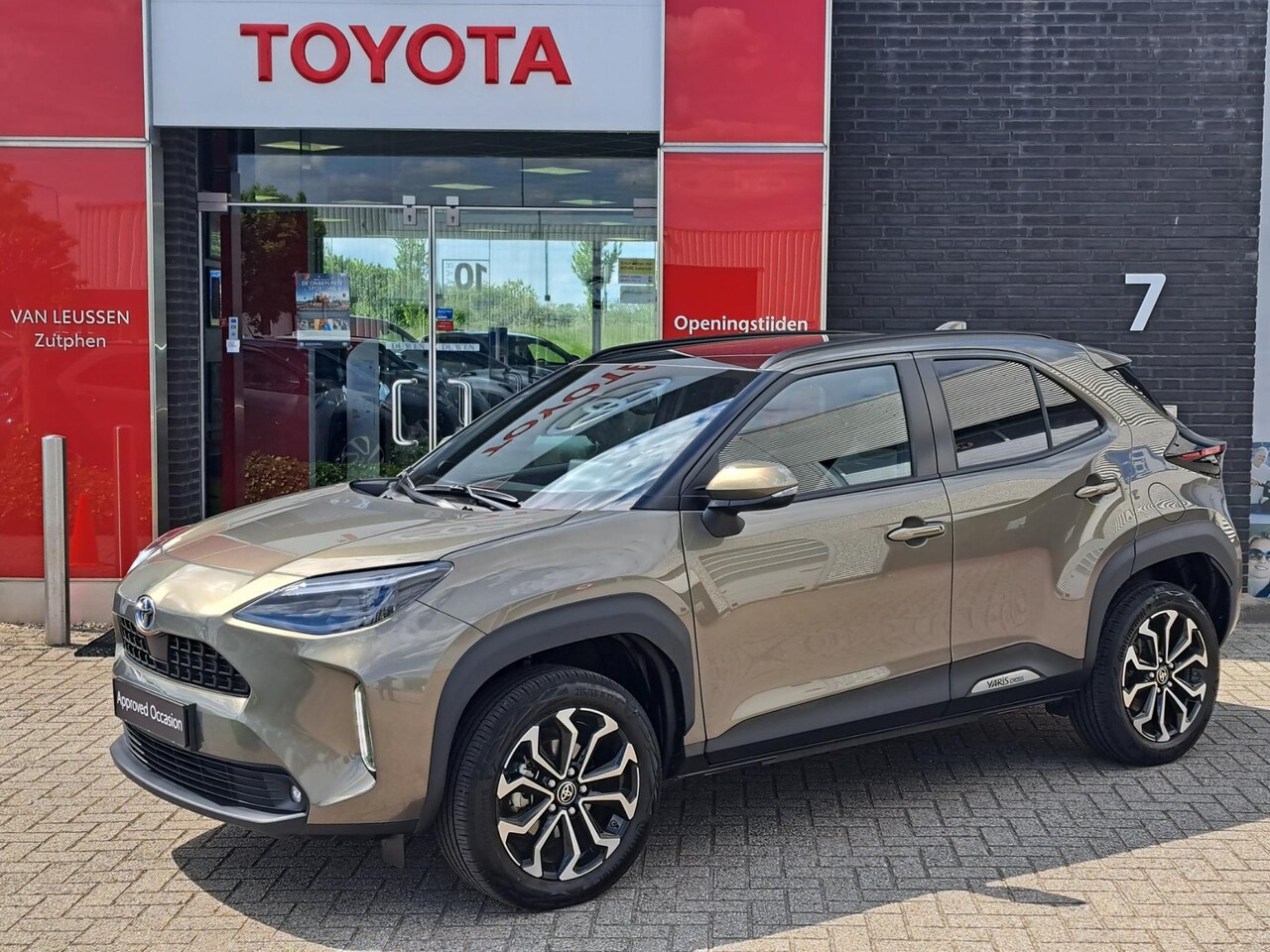 Toyota Yaris Cross - 1.5 Hybrid Dynamic PANORAMADAK STUUR- STOEL- EN VOORRUITVERWARMING NAVIGATIE HEAD-UP DISPL - AutoWereld.nl
