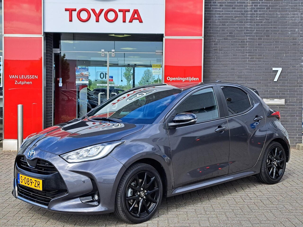 Toyota Yaris - 1.5 Hybrid Executive NAVIGATIE DRAADLOOS LADEN STOELVERWARMING ELEK. SPIEGELS APPLE/ANDROI - AutoWereld.nl