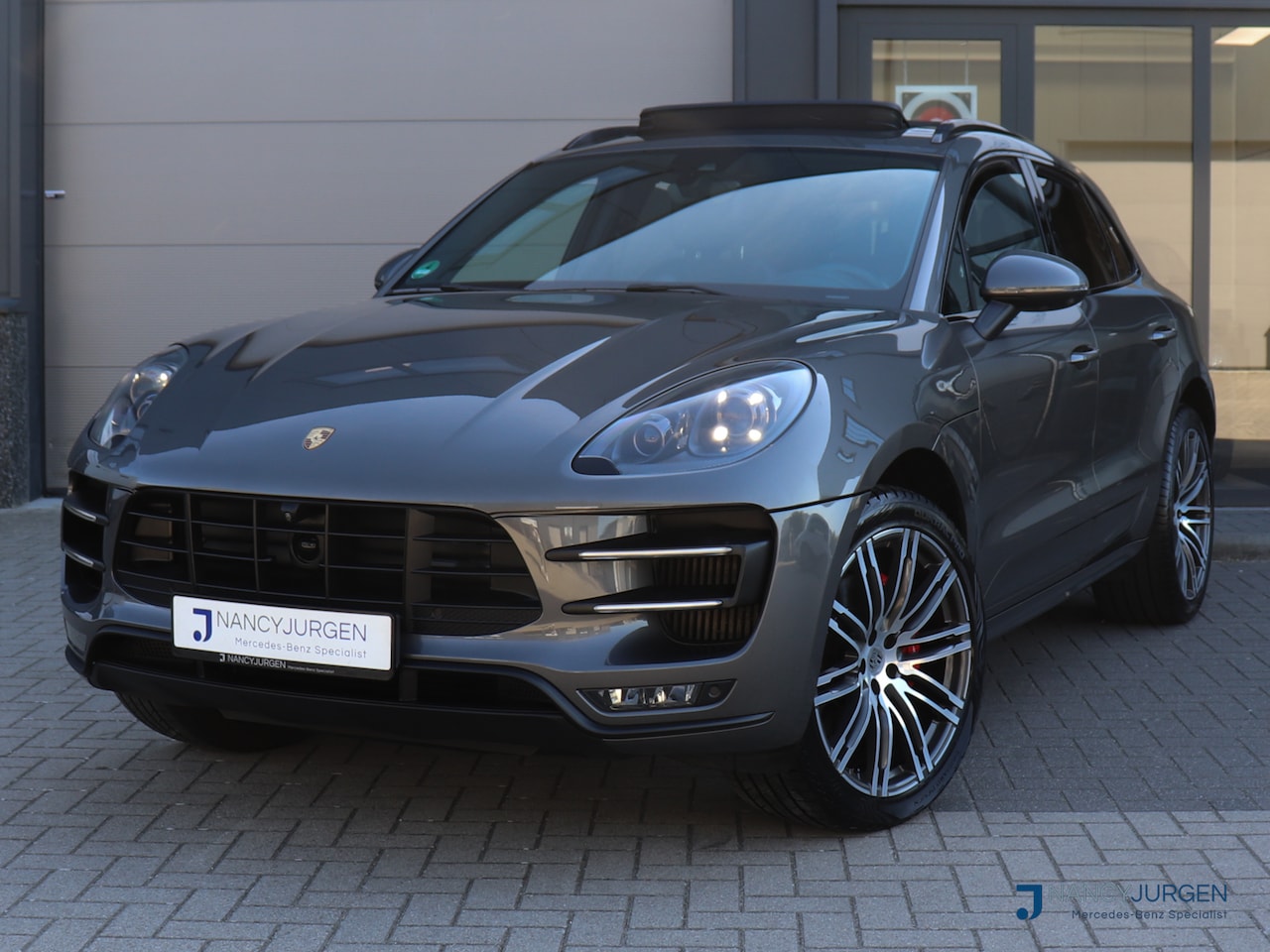Porsche Macan - 3.6 Turbo 400pk | Panodak | 21" LM | Luchtvering | Sport Chrono | Camera + Surround Vieuw - AutoWereld.nl