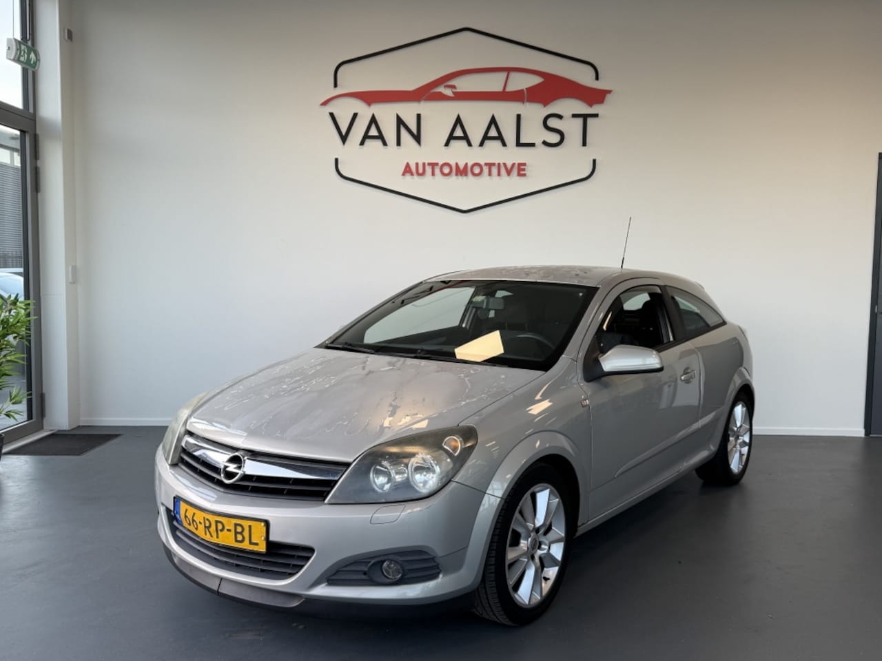 Opel Astra GTC - 1.6 Sport Airco/ Trekhaak/ Cruise/ Scherm - AutoWereld.nl