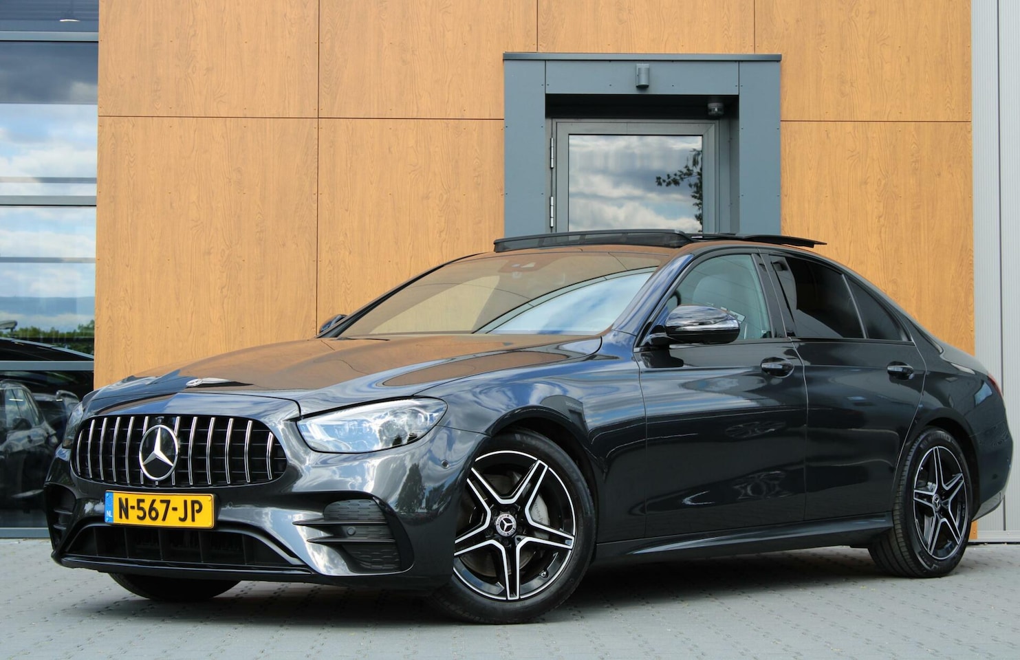 Mercedes-Benz E-klasse - 200 AMG | Pano | Burmester | Sfeerverlichting - AutoWereld.nl