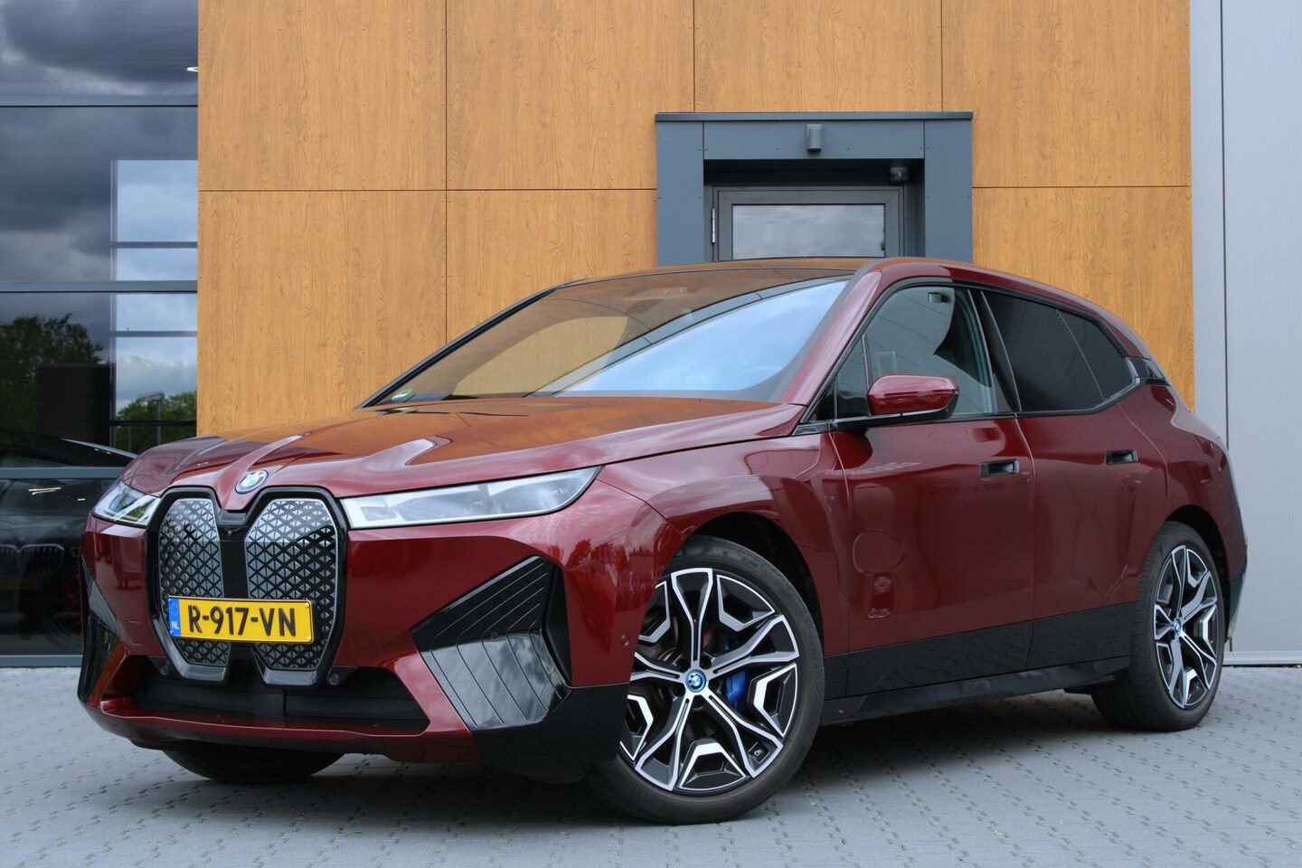 BMW iX - xDrive40 77kWh Sport pakket | Pano | Trekhaak | Massage - AutoWereld.nl