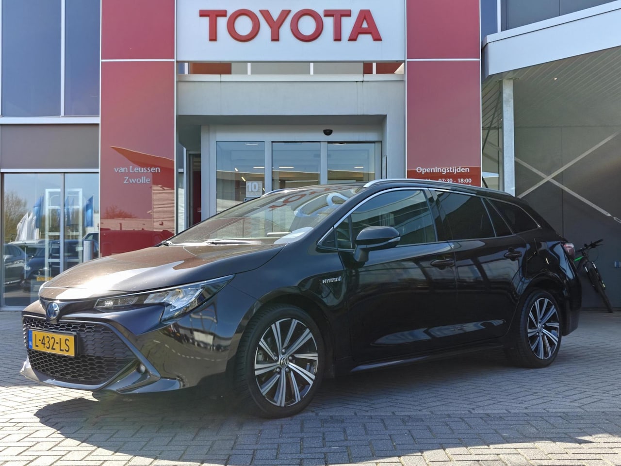 Toyota Corolla Touring Sports - 1.8 HYBRID DYNAMIC APPLE/ANDROID KEYLESS STOELVERWARMING 17"LMV PRIVACY-GLASS NL-AUTO - AutoWereld.nl