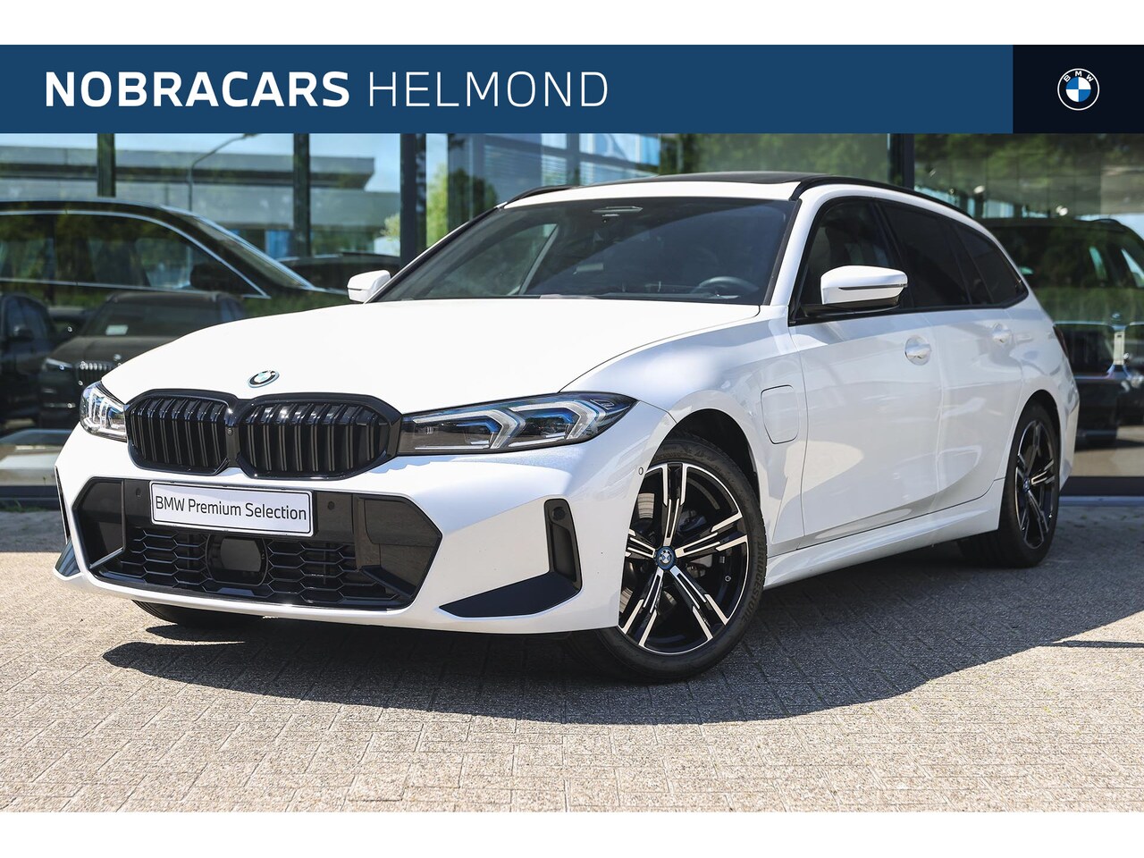 BMW 3-serie Touring - 330e High Executive M Sport Automaat / Panoramadak / Trekhaak / Sportstoelen / Stoelverwar - AutoWereld.nl