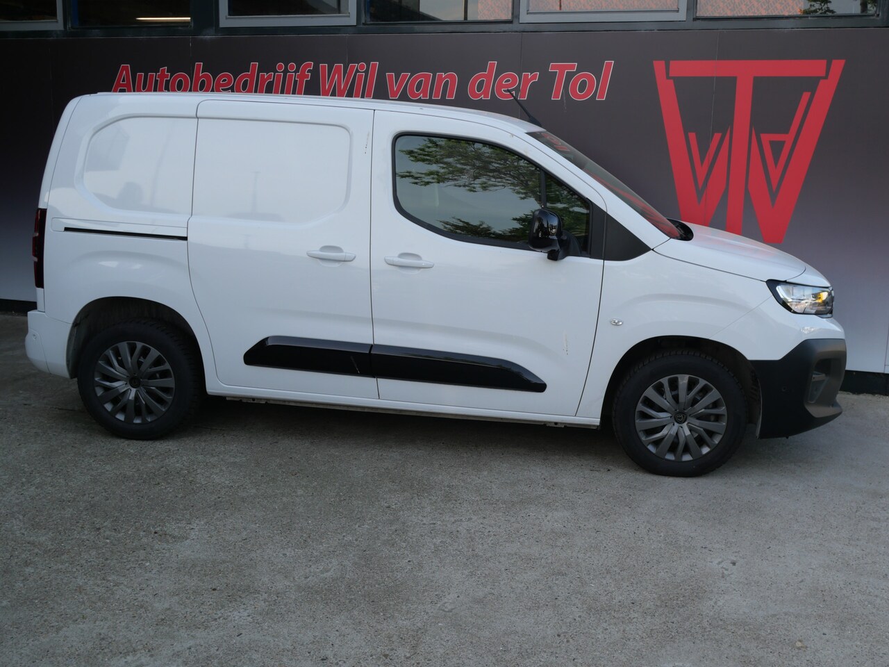 Peugeot Partner - 1.5 BlueHDi 130 EAT8 | CARPLAY | LED | MAGIC MIRROR | TREKHAAK | 3-ZITS | NIEUWE TYPE!! - AutoWereld.nl