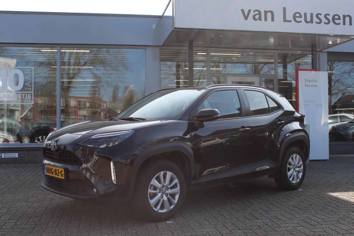 Toyota Yaris Cross - 1.5 HYBRID STOEL-STUUR & WISSERVERW. EL ACHTERKLEP LED VERLICHTING HEAD-UP - AutoWereld.nl