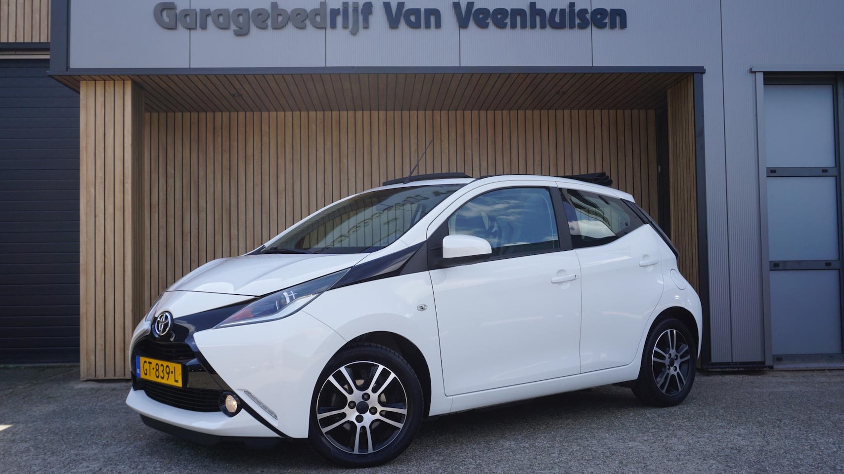 Toyota Aygo - 1.0 70pk VVT-i 5Drs x-Wave Cabriolet H-Leder A-Camera Airco LED 15inch LM *NL auto* 85699k - AutoWereld.nl