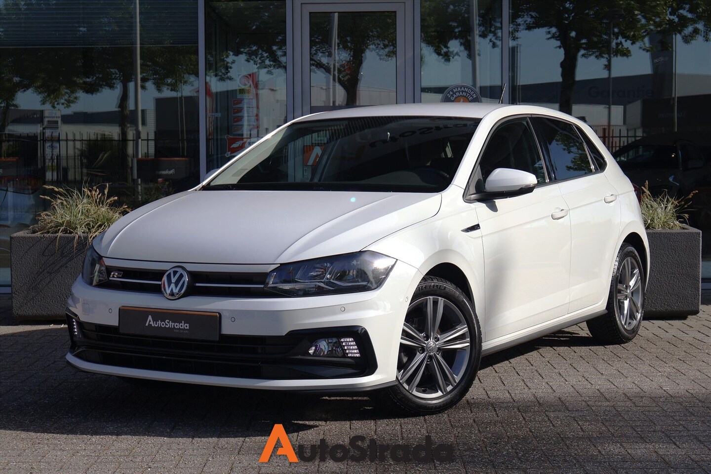 Volkswagen Polo - 1.0 R-Line TSI 95pk | Virtual | Sensoren | Navi | Climate | Adaptive | Carplay - AutoWereld.nl
