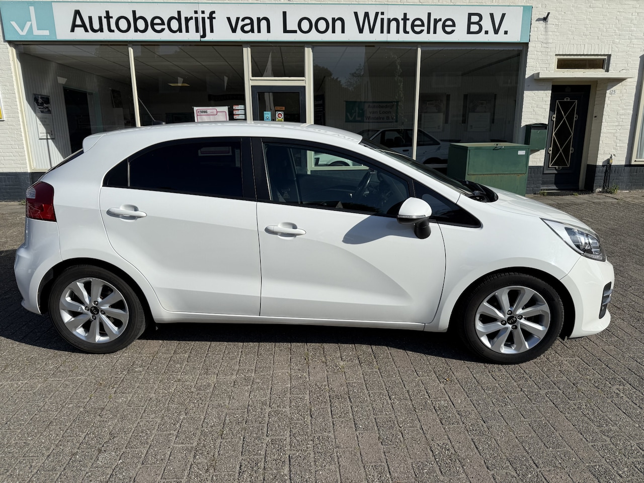 Kia Rio - 1.2 CVVT ExecutiveLine achteruitrijcamera, Parkeersensoren achter, Centrale deurvergrendel - AutoWereld.nl