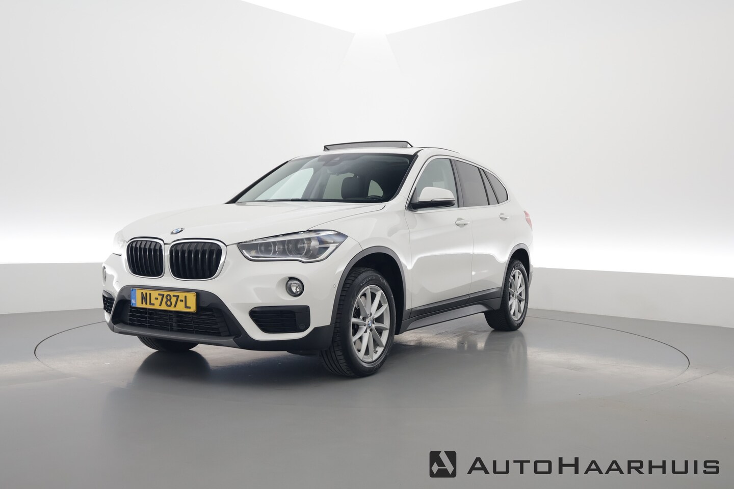 BMW X1 - sDrive20i Centennial High Executive | Pano | HUD | Afn. Trekhaak | Camera | Adapt. Cruise - AutoWereld.nl
