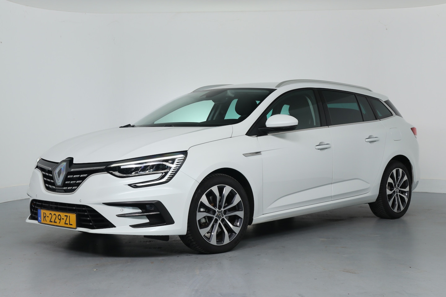 Renault Mégane E-Tech - Estate 1.6 Plug-In Hybrid 160 Techno | Afn Trekhaak | Keyless | Led | Camera | Climate Con - AutoWereld.nl