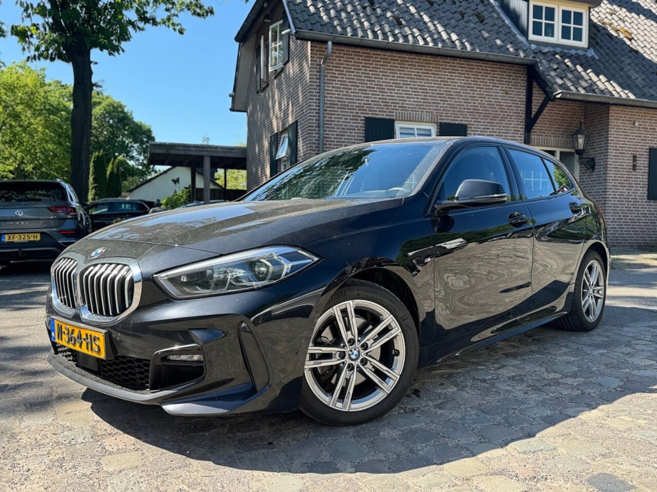 BMW 1-serie - 118 i Bns Ed M-pakket ecc,1/2leer,led,navi,lmv,sfeerlicht - AutoWereld.nl