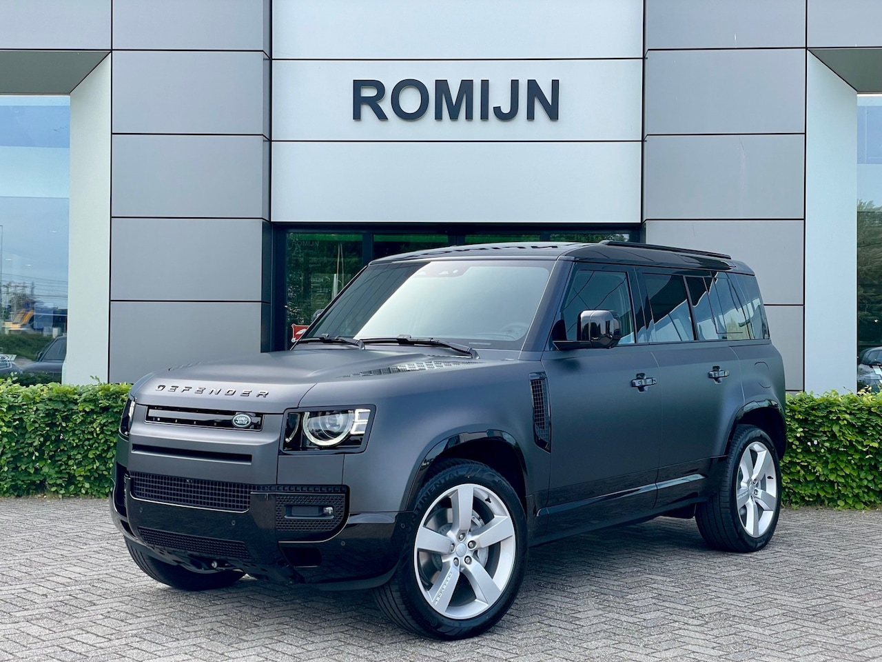 Land Rover Defender 110 - 2.0 P300e 110 X-Dynamic HSE Matte folie 22 inch - AutoWereld.nl