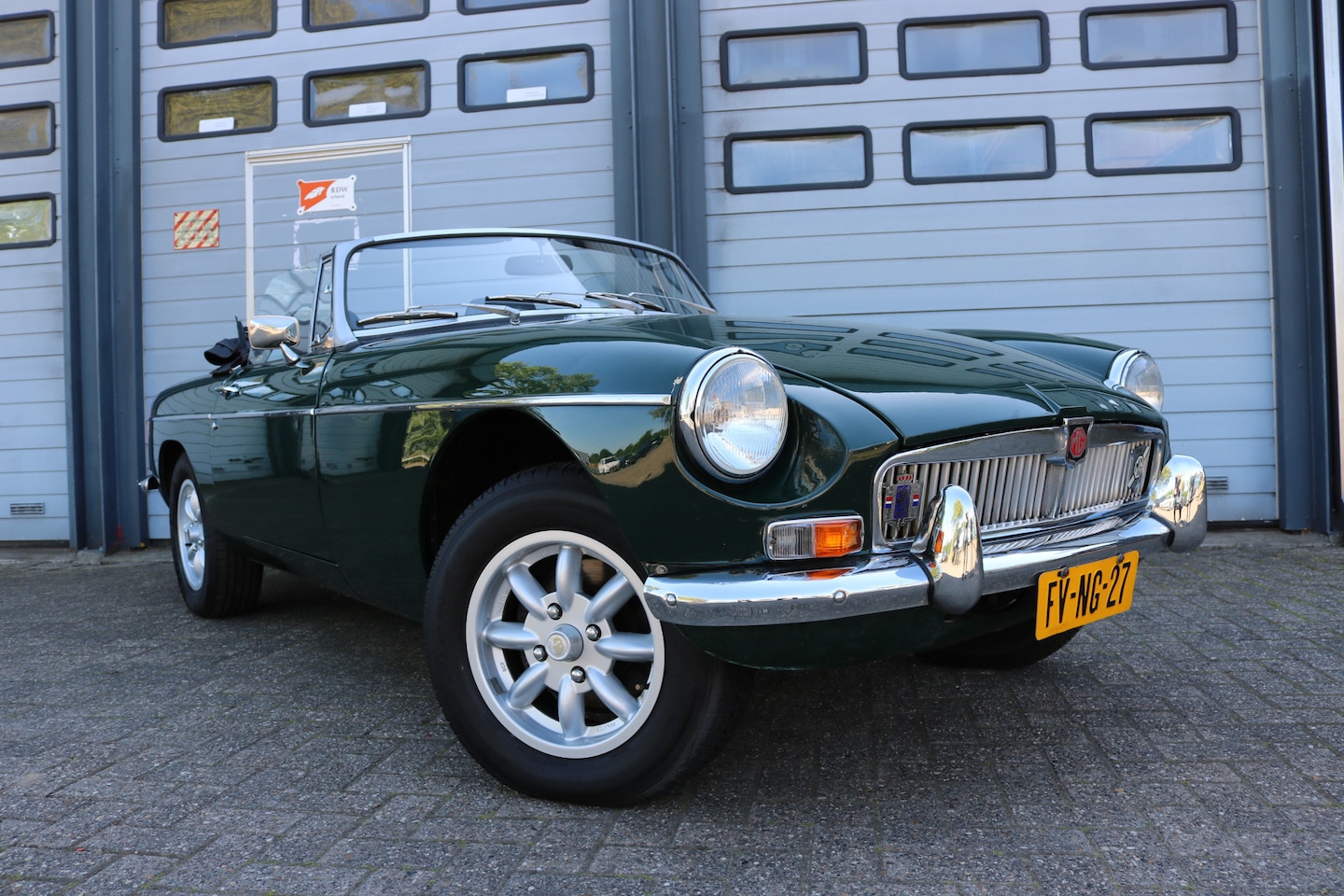 MG B type - 1.8 Roadster Leder bekleding Chroom ombouwset Bj:1980 - AutoWereld.nl