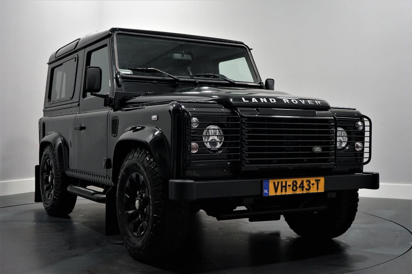 Land Rover Defender 90 - TD4 X-Tech Comm. | Airco | Leder | Black Pack | LED | LMV | - AutoWereld.nl
