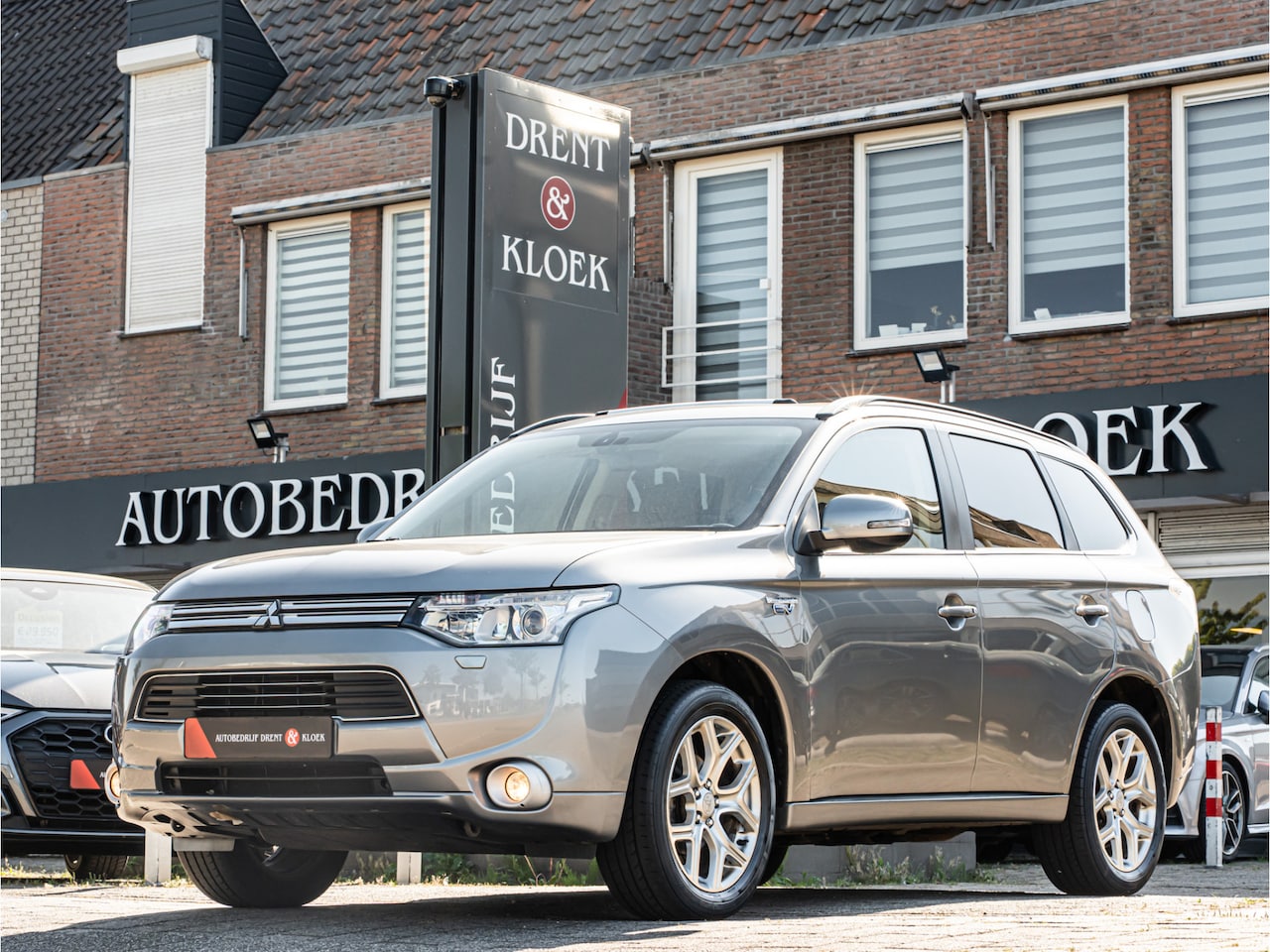 Mitsubishi Outlander - 2.0 PHEV Instyle ORG NL PANO LEDER TREKHAAK CAMERA STOELVERW - AutoWereld.nl