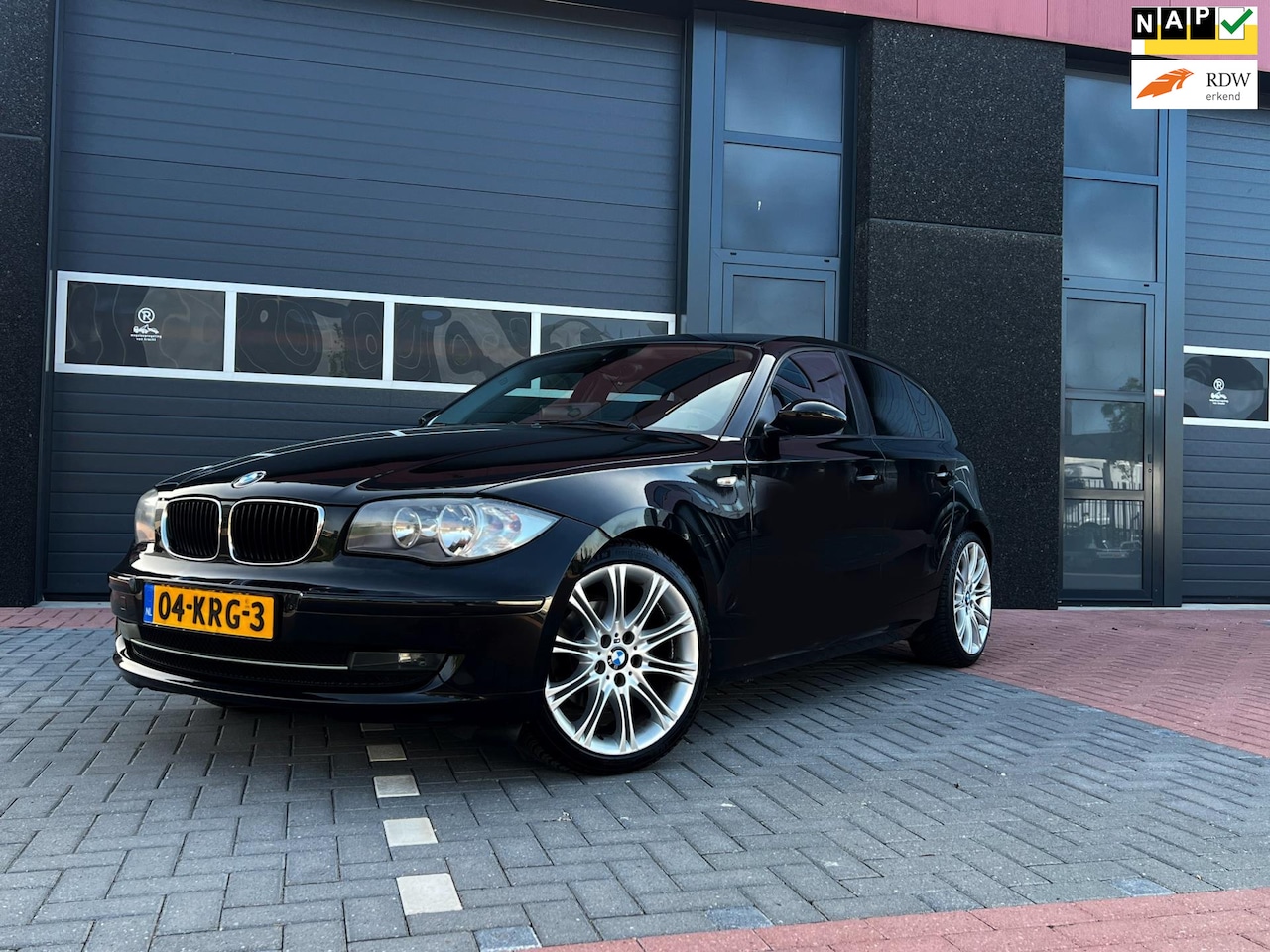 BMW 1-serie - 118i Business Line Carplay wireless_PDC - AutoWereld.nl
