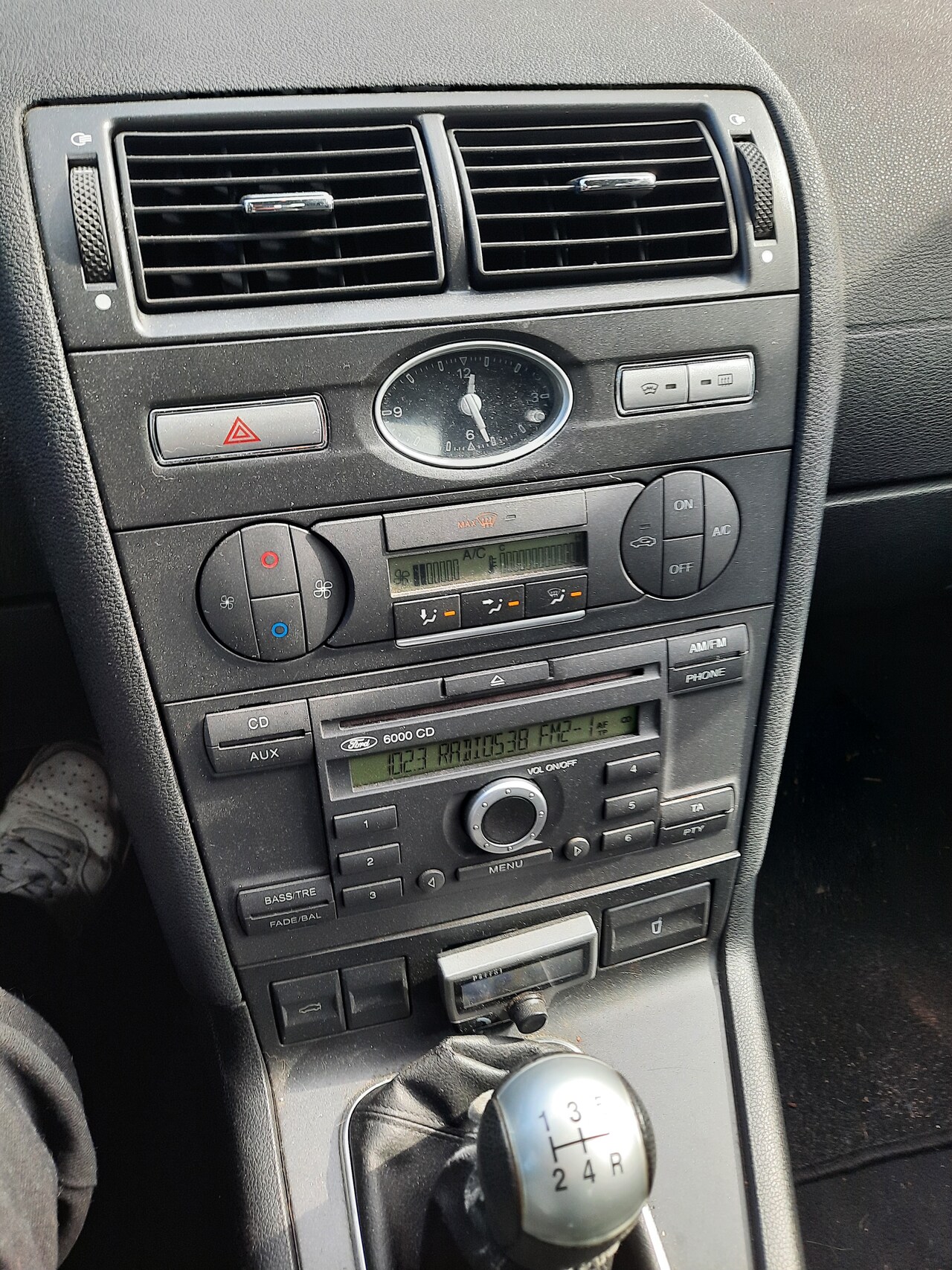 Ford Mondeo - 1.8-16V Ambiente - AutoWereld.nl