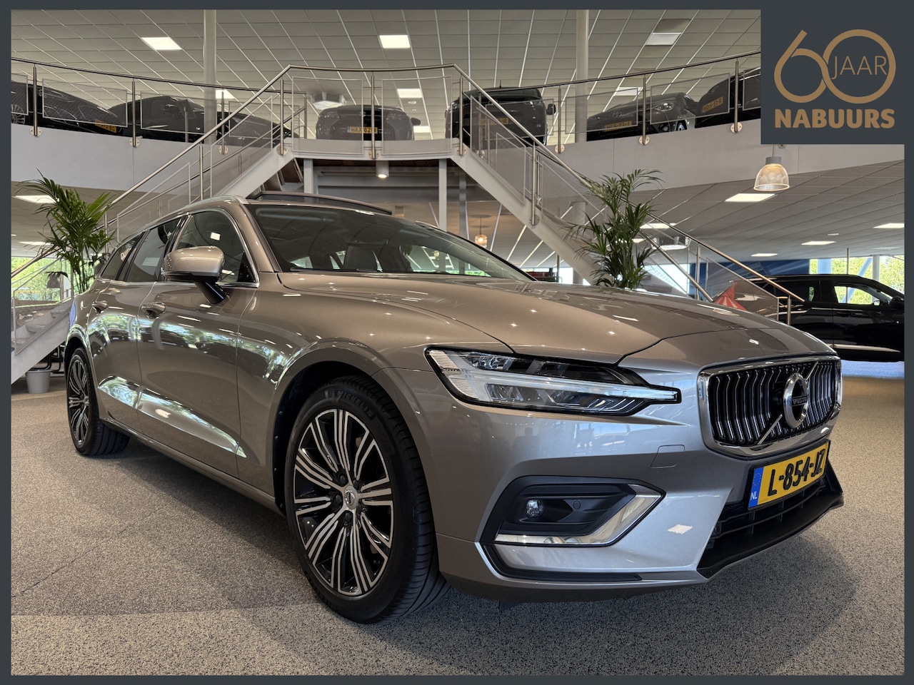 Volvo V60 - 2.0 B3 Inscription 2.0 B3 Inscription, NL auto, Pano, Pilot Assist, H&K audio, Camera - AutoWereld.nl