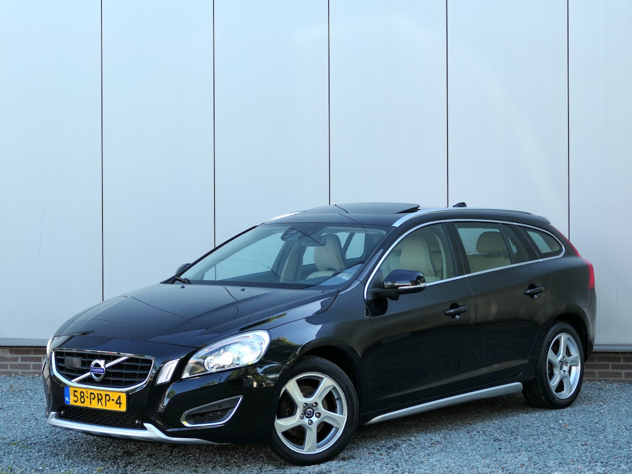 Volvo V60 - T4 AUT Summum Schuifdak / Leer / Xenon / Navi - AutoWereld.nl