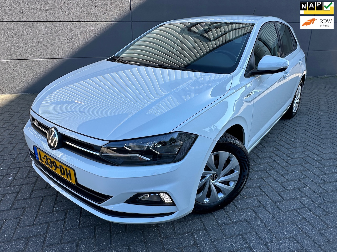 Volkswagen Polo - 1.0 TSI Comfortline R-line*Park-Sensoren*NAVI-CarPlay*Airco*2eEigenaar*APK*NAP*Elkt-ramen - AutoWereld.nl