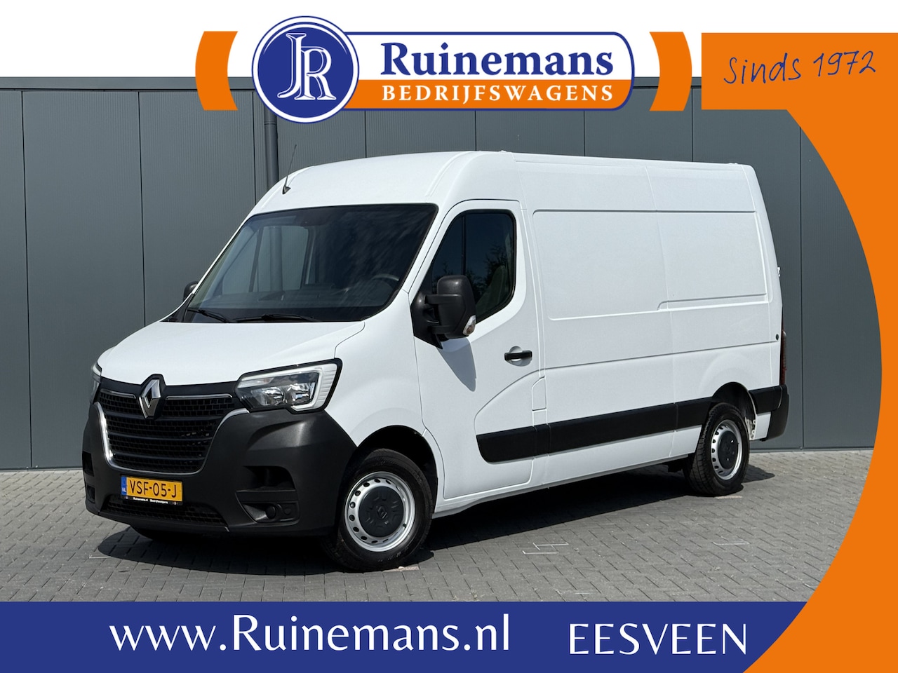 Renault Master - T35 2.3 dCi 135 PK / L2H2 / 1e EIG. / TREKHAAK / AIRCO / 3-ZITS / NAVI / LED / NETTE BUS - AutoWereld.nl