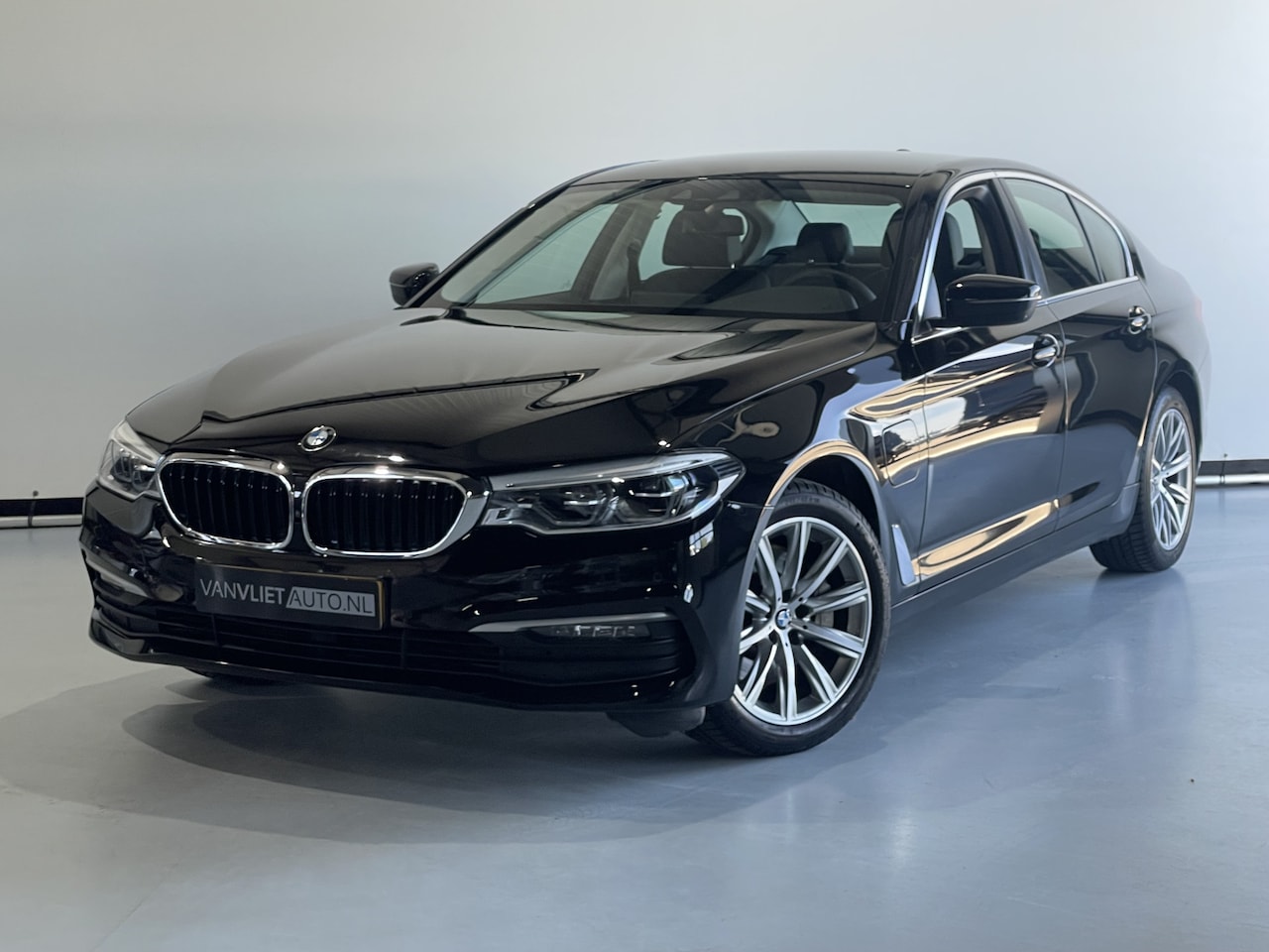 BMW 5-serie - 530e iPerformance eDrive Edition Leder / Navi / Camera - AutoWereld.nl