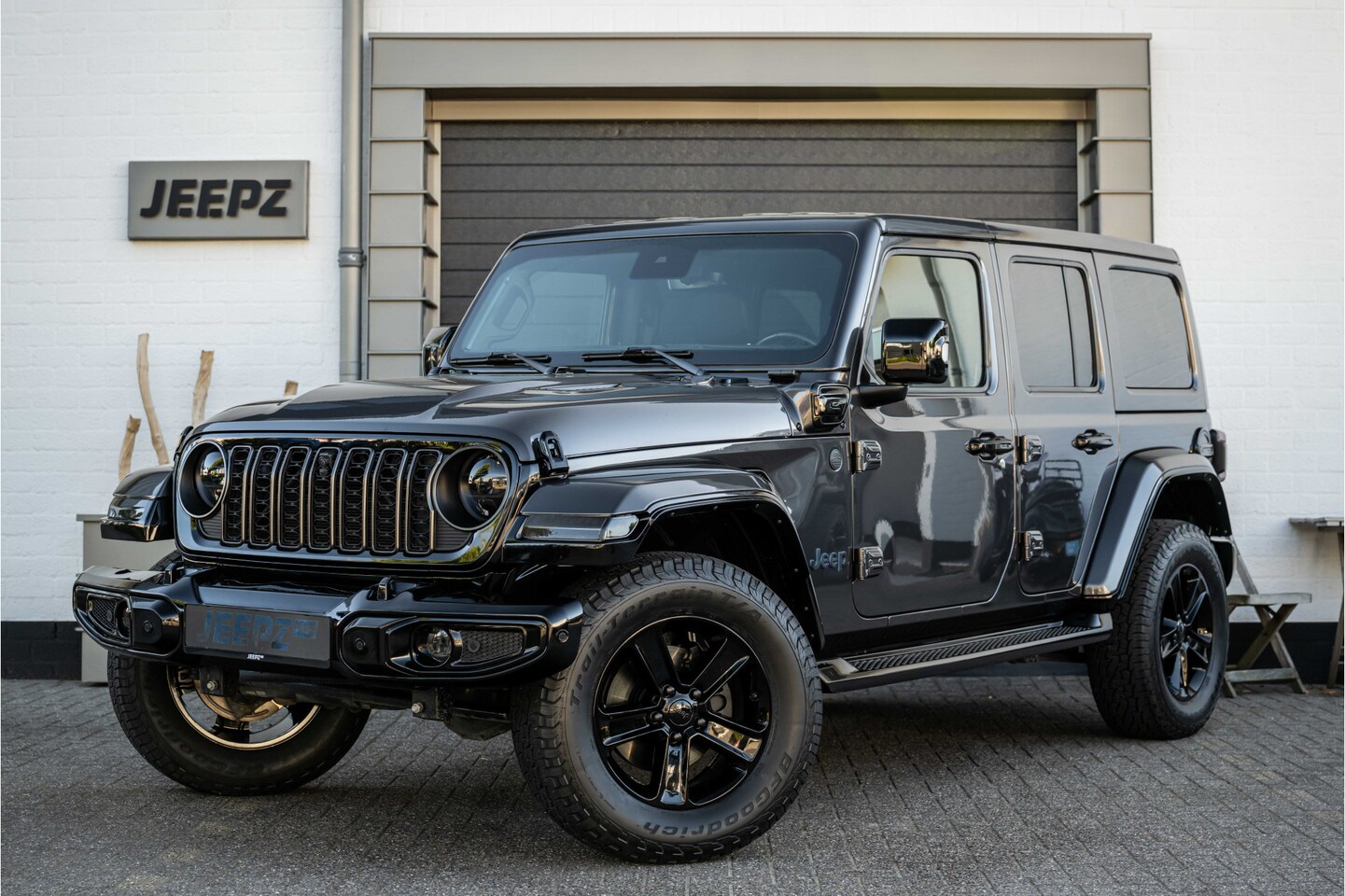 Jeep Wrangler Unlimited - 4xe 380 Sahara - Jeepz edition - Hard top - AutoWereld.nl